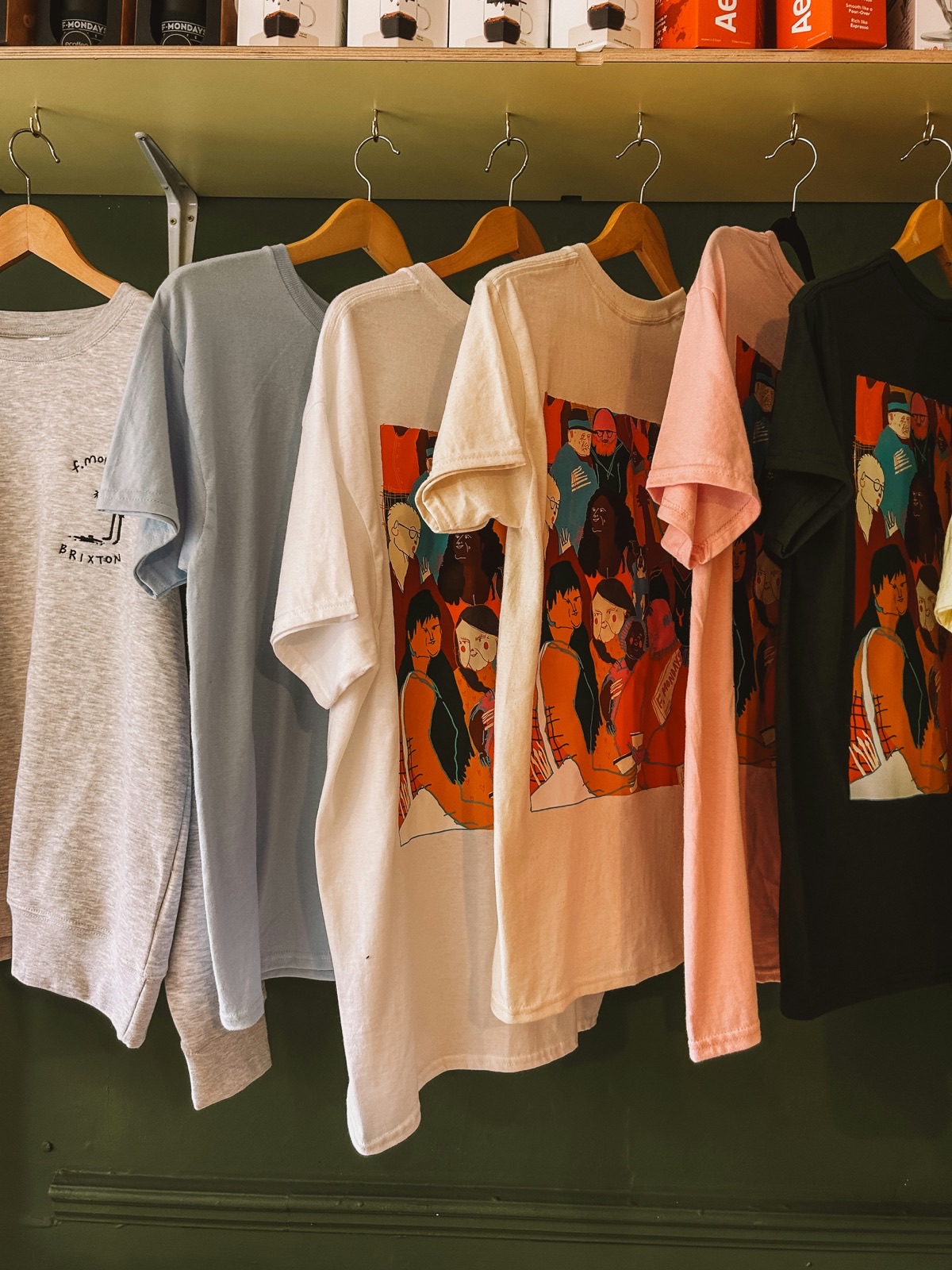 Shirt-Stange mit selbst designten Stücken aus unserer Werkstatt